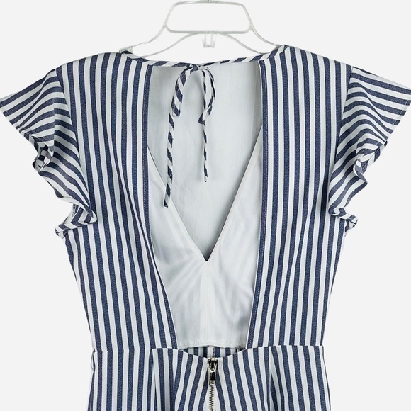 New-shop17 Vertical Striped Deep V-neck, Open Tie Back, Flutter Sleeve Romper SM - Picture 4 of 15